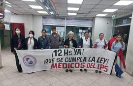 Médicos cirujanos pediátricos del IPS piden cumplimiento de la ley que establece la carga horaria a 12 horas semanales.