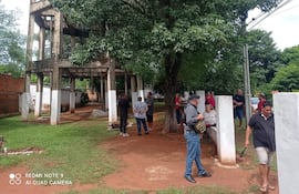Un grupo de pobladores acompañó a Neri Alcides Candia para hacerse cargo de la Junta de Saneamiento, que se encuentra en disputa por la presidencia.