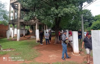 Un grupo de pobladores acompañó a Neri Alcides Candia para hacerse cargo de la Junta de Saneamiento, que se encuentra en disputa por la presidencia.