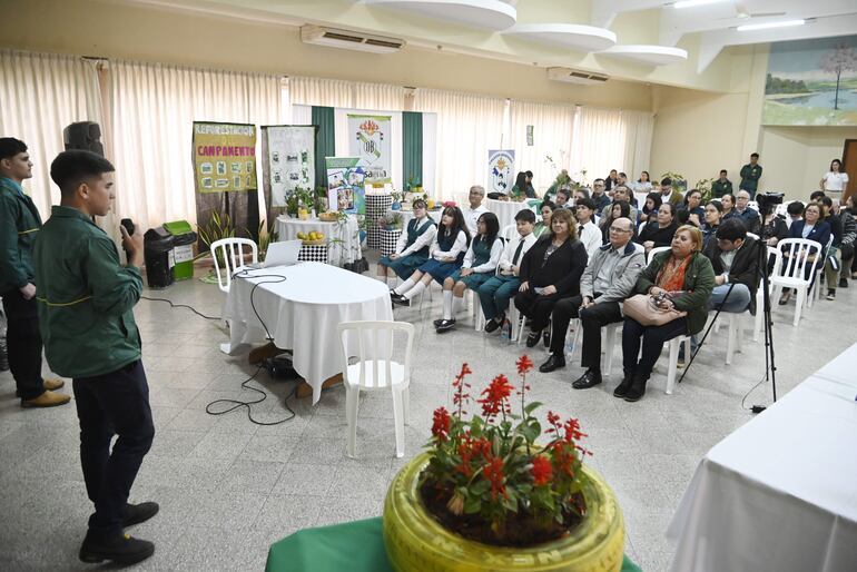 Estudiantes salesianos pasan al frente para exponer sobre sus proyectos para la protección del medio ambiente.