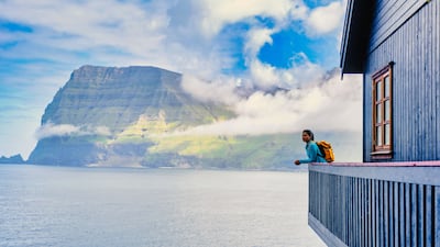 Mujer observa el paisaje en Kalsoy, Islas Feroe.