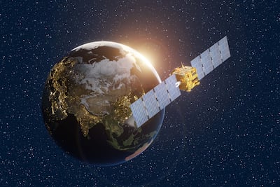 Satélite orbitando alrededor de la Tierra en el fondo de la noche estrellada, órbita terrestre baja. Ilustración del concepto de Internet móvil por satélite y tecnología de telecomunicaciones espaciales.