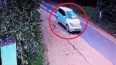 Un hombre intentó raptar a una adolescente de 15 años usando este automóvil en el que otras tres personas estaban a bordo.