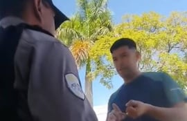 Un agente de la Policía Nacional, vestido de civil y fuera de servicio, protagonizó un violento altercado con funcionarios de la Dirección de Tránsito Municipal tras un control vehicular.