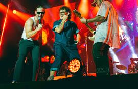 "Chirola" Ruiz Díaz y Julio Troche de Kchiporros junto a Miguel Narváez (Purahéi Soul) en un momento del show que ofrecieron en la noche del sábado en la Costanera de Asunción.