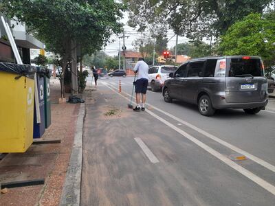 Un grupo de ciclistas se concentró anoche para limpiar un tramo de la bicisenda de Asunción.