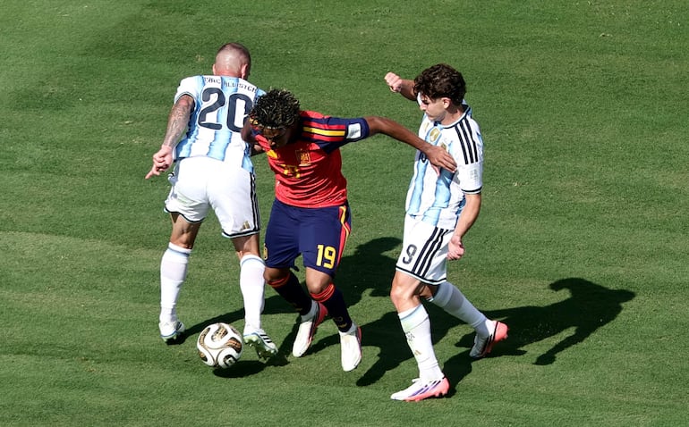 El español Lamine Yamal (C) en acción contra los argentinos Alexis Mac Allister (izq.) y Julián Álvarez durante el partido de la final de la Copa Mundial de la FIFA 2026 entre España y Argentina, en Nueva Jersey, EE. UU..