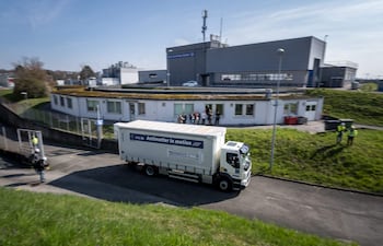 Un camión es fotografiado durante una prueba de conducción exitosa del primer sistema de transporte de antimateria del mundo, realizada por el experimento BASE-STEP del CERN, que trasladó una nube de 92 antiprotones por carretera a través del sitio principal de la organización utilizando un dispositivo portátil de trampa de Penning criogénica especialmente diseñado, en Meyrin, cerca de Ginebra, el 24 de marzo de 2026.
