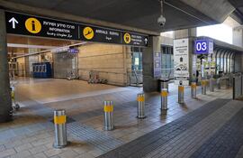 Esta imagen muestra la sala de llegadas vacía del Aeropuerto Ben Gurión, cerca de Tel Aviv, el 13 de junio de 2025, después de que Israel cerrara su espacio aéreo al despegue y aterrizaje.
