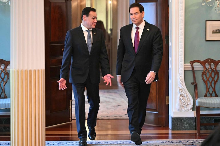 El secretario de Estado de EE. UU., Marco Rubio, y el canciller paraguay rubén Ramírez Lezcano, llegando a la ceremonia de firma de un memorando de entendimiento.