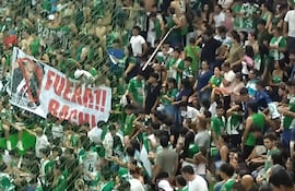 Fuera Bachi, reza el cartel de repudio contra el presidente del Senado en el partido entre los Clubes VIlla Hayes y Caaguazú de fútbol de Salón. El partido fue en polideportivo municipal de Caaguazu.