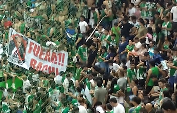 Fuera Bachi, reza el cartel de repudio contra el presidente del Senado en el partido entre los Clubes VIlla Hayes y Caaguazú de fútbol de Salón. El partido fue en polideportivo municipal de Caaguazu.