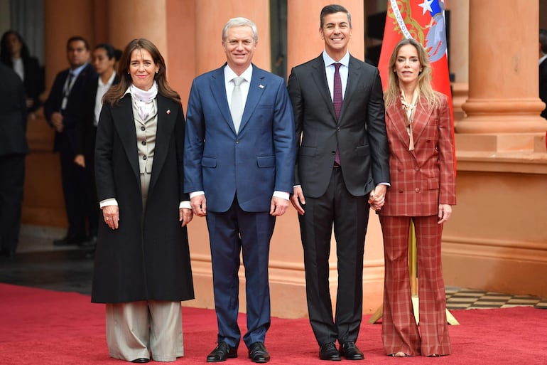 El presidente de Chile, José Antonio Kast, y el presidente de Paraguay, Santiago Peña, posan junto a sus respectivas esposas, María Pía Adriasola y Leticia Ocampos, durante la visita oficial de Kast a Asunción hoy 1 de julio de 2026. (DANIEL DUARTE / AFP)