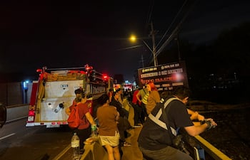 Tras suspensión de búsqueda, padre de niño arrastrado por raudal denuncia abandono.