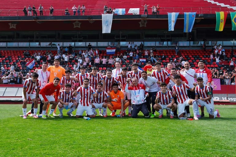 Los jugadores de la selección de Paraguay Sub 20 festejan la victoria en el partido frente a Venezuela por la fecha 2 del Grupo B del Fútbol masculino de los Juegos Odesur Santa Fe 2026 en el estadio Marcelo Bielsa, en Rosario, Argentina.