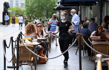 Clientes en un restaurante exterior en Londres, Reino Unido, 15 de junio de 2021.
