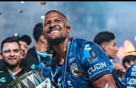 Salomón Rondón celebra con el trofeo de la Copa de Concacaf, que el ariete venezolano conquistó con el Pachuca de México.