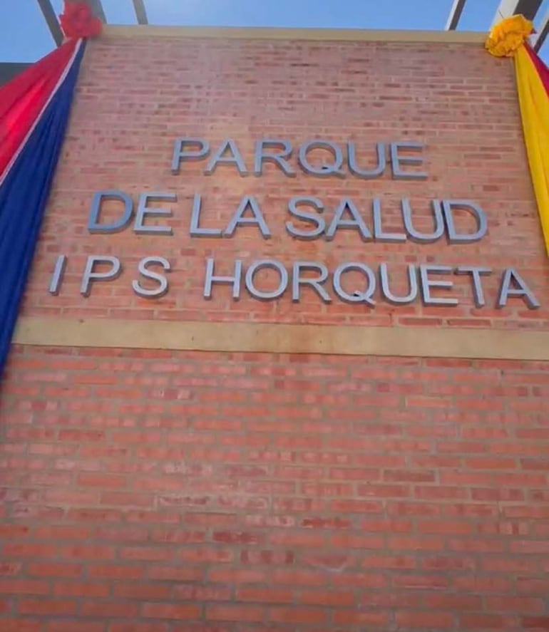 Letras metálicas en edificio del Parque de la Salud IPS Horqueta, situadas en una pared de ladrillo, bajo un cielo despejado.