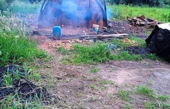 La elaboración de carbón en Mbuyapey genera denuncias por supuesta contaminación ambiental.