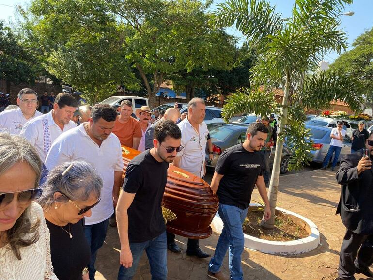 Familiares y amigos llevan el féretro de "Lalo" Gomes para los actos finales.