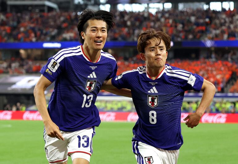Keito Nakamura de Japón celebra con Takefusa Kubo tras anotar el primer gol del equipo durante el partido del Grupo F de la Copa Mundial de la FIFA 2026 entre Países Bajos y Japón en el Dallas Stadium.