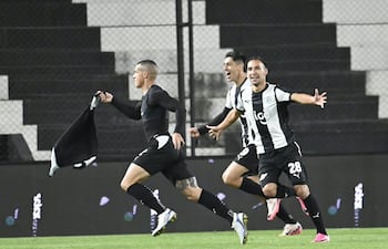 Alan Benítez se saca la remera y sale a festejar el golazo que marcó y le dio el triunfo a Libertad sobre el final. Se suman al festejo Gustavo Aguilar y Marcelo Fernández.