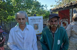 Los abuelitos durante los tramites de cedulacion