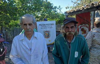 Los abuelitos durante los tramites de cedulacion