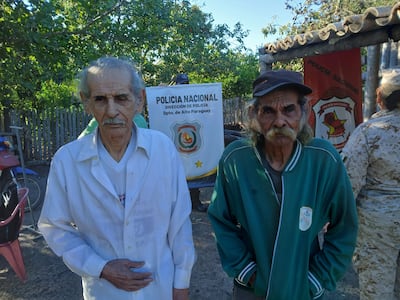 Los abuelitos durante los tramites de cedulacion
