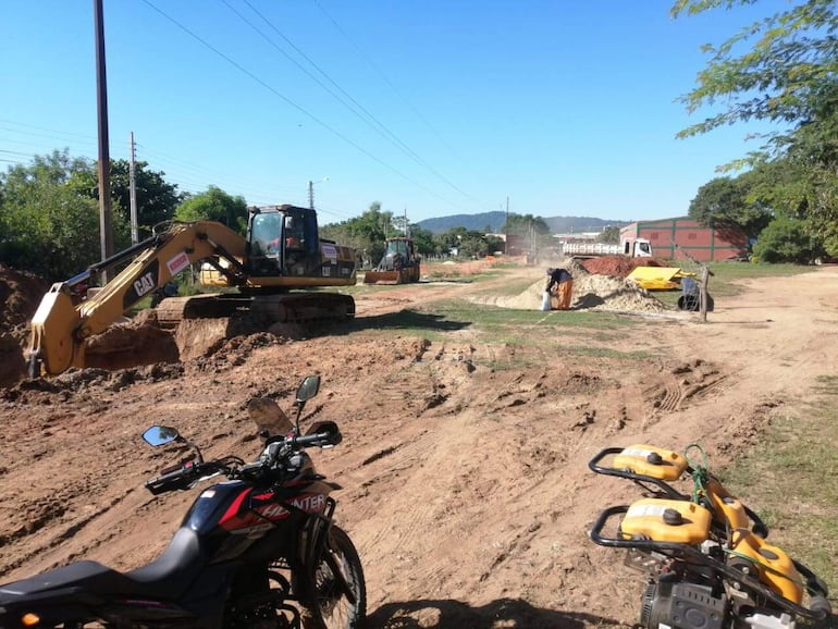 Vecinos reclamaron que los canales abiertos representan un riesgo para los automovilistas.