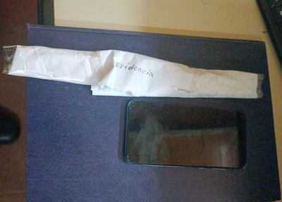 El cuchillo y el celular que fueron incautados por los intervinientes.