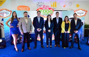 Diego Chamorro, Eduardo Giménez, Rocío Paredes, Rodrigo Maldonado, Rebeca Valenzuela e Ignacio Soto durante el lanzamiento de “La promo más grande del país” de Bristol.