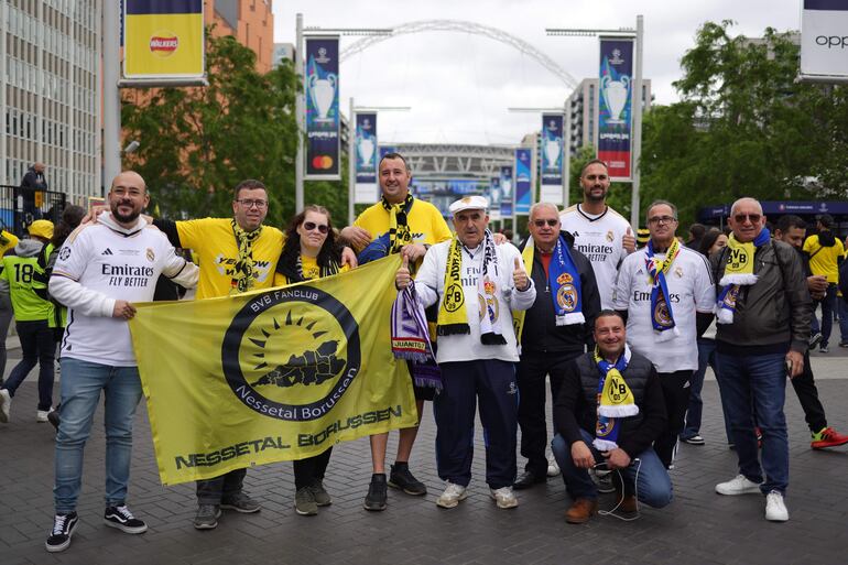 Los aficionados en los alrededores del estadio de Wembley antes de la final de la Champions League entre el Borussia Dortmund y el Real Madrid en Londres.