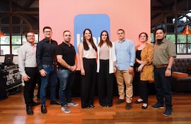 Los ganadores de Smart Soil Py, Delibebpe & Kids y Ahoraesmio.com; junto a los finalistas de Trato Hecho Paraguay, Evendé y Vakup Tecnology.