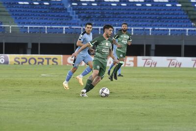 Alejandro Silva, jugador de Olimpia, con el dominio del balón en el duelo ante Resistencia.