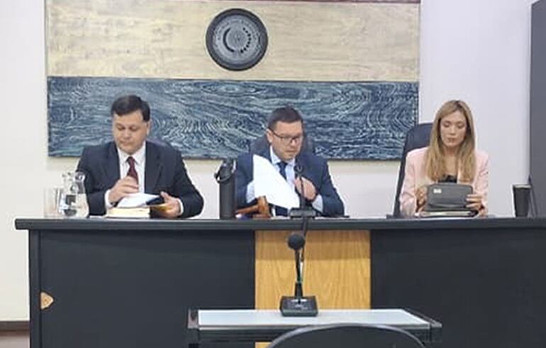 Juan Dávalos, Pablino Barreto (c) e Inés Galarza integran el Tribunal de Sentencia Especializado contra el Crimen Organizado.