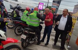 El intendente municipal de Ñemby, Tomás Olmedo (ANR), en compañía del director de Tránsito, Edgar Franco, entregó chalecos y cascos a motociclistas por la Semana de la Educación Vial.