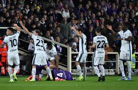 Fiorentina and Inter Milan players call for medics after Italian midfielder #04 Edoardo Bove (C) suddenly collapsed to the ground during the Serie A football match between Fiorentina and Inter Milan at the Artemio Franchi stadium in Florence on December 1, 2024. (Photo by TIZIANA FABI / AFP)