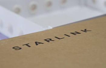 Paquete de Starlink sobre fondo de cartón marrón, con la marca visible en letras mayúsculas.