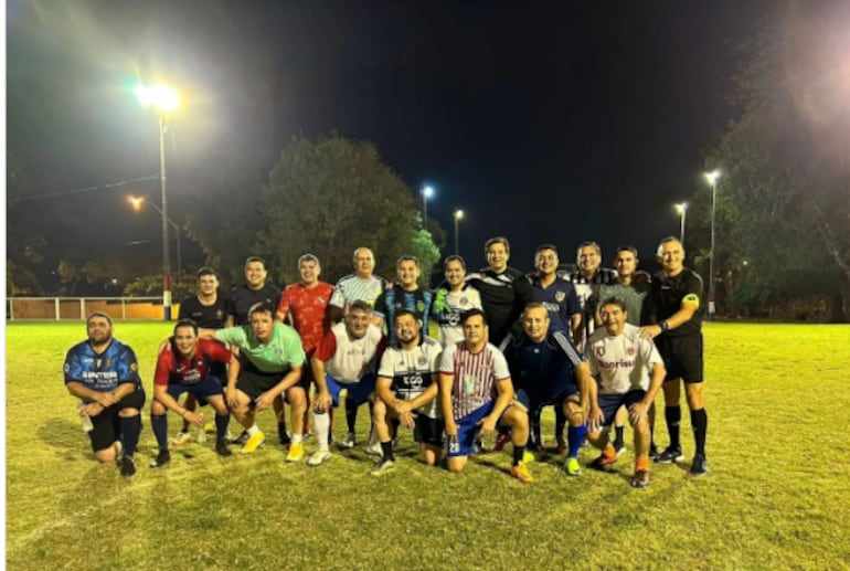 Imágenes del Partido de fútbol disputado anoche en Mburuvicha Róga, entre senadores, diputados y funcionarios del Gobierno de Santiago Peña.