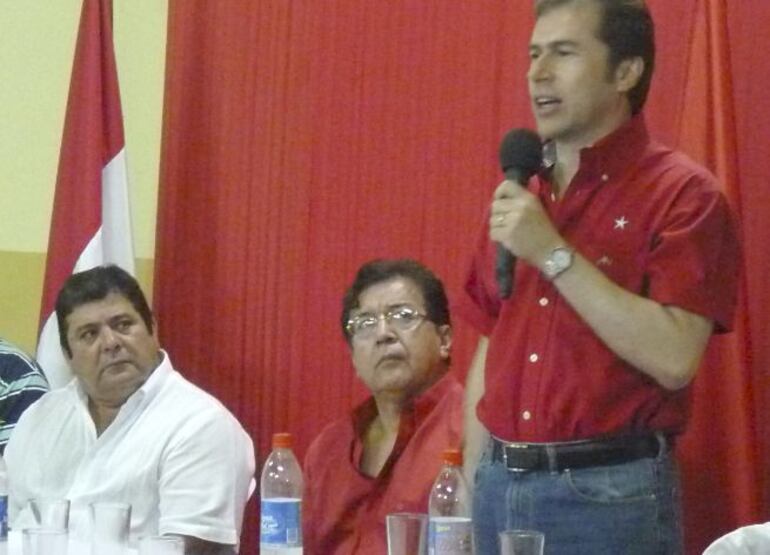 Imagen de archivo: el expresidente Nicanor Duarte Frutos (medio) y el exministro Luis Castiglioni (con micrófono). 