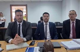Senador Erico Galeano (ANR - cartista) y los abogados Ricardo Estigarribia y Luis Almada, antes del inicio de la audiencia de este jueves.