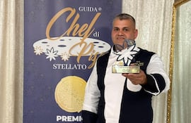 El encarnaceno Antonio Yegros muestra orgulloso su estrella concecida por la Guida Chef di Pizza Stellato.