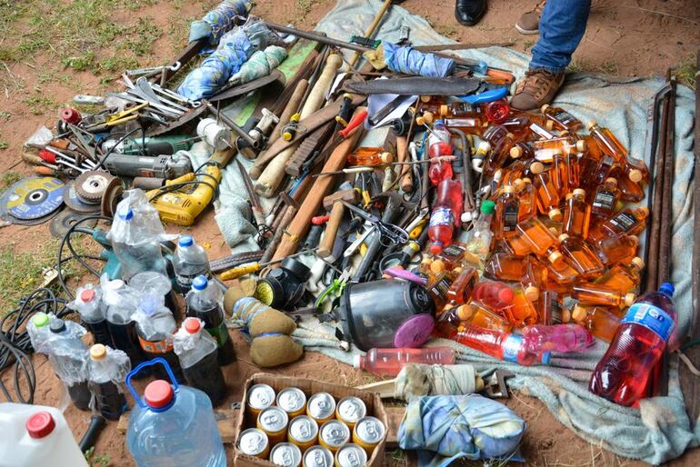 Elementos incautados en Tacumbú, en la celda que era utilizada por Armando Rotela como "oficina".