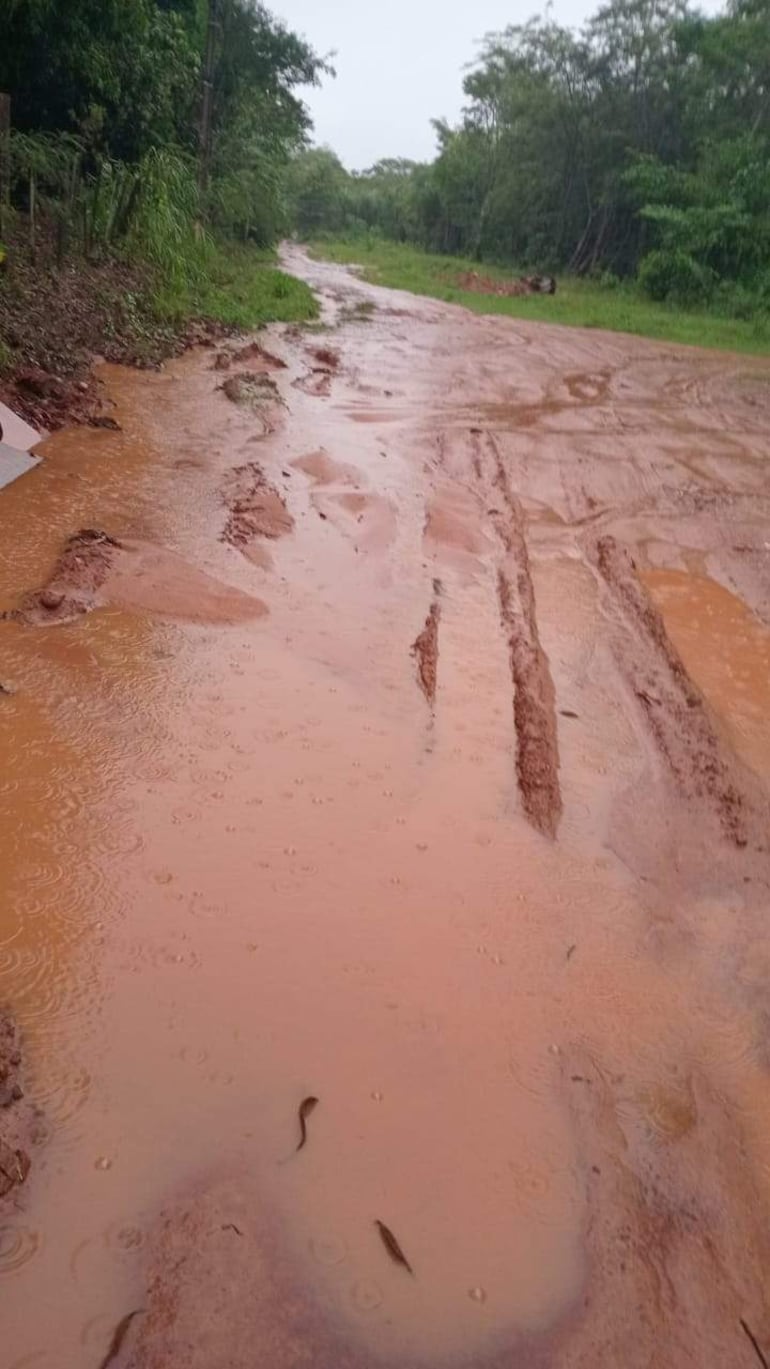 En el barrio Virgen del Rosario, la calle se encuentra intransitable en Carapeguá.