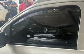 La camioneta de la empresa fue impactada por varios proyectiles.