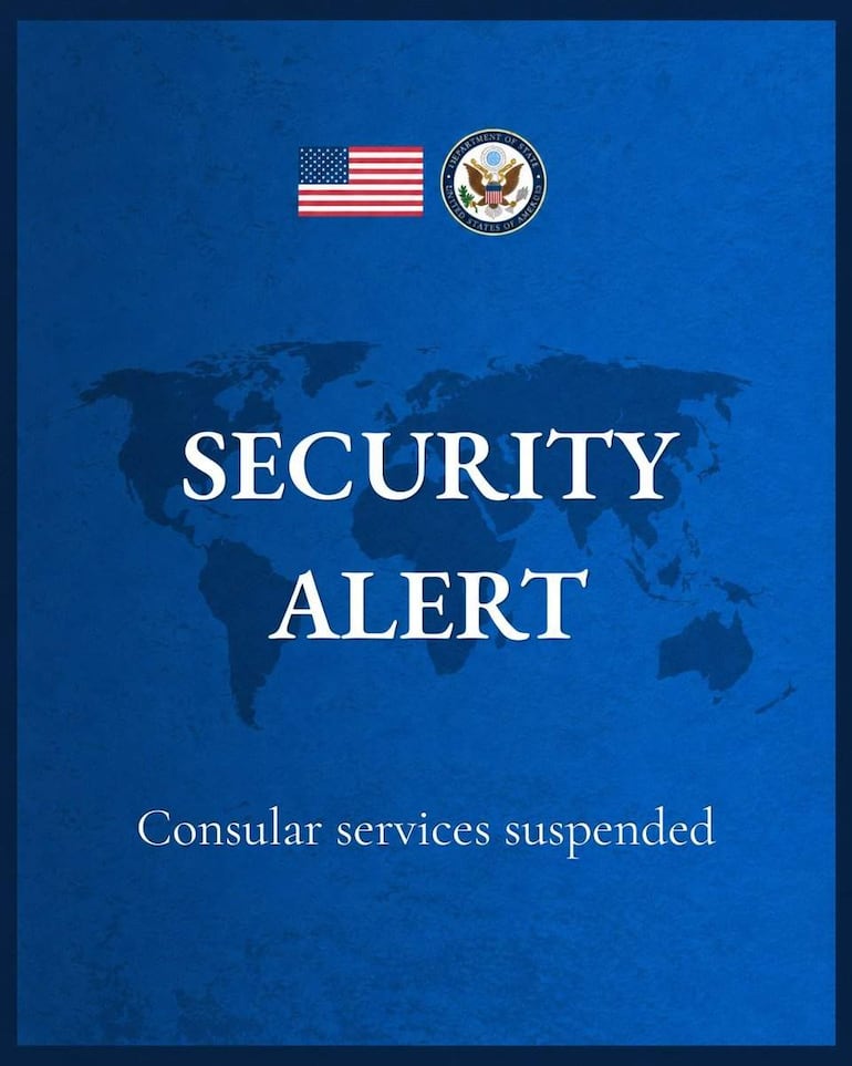 Aviso de alerta de seguridad con bandera de EE. UU. y emblema del Departamento de Estado, fondo azul con mapa del mundo.