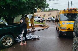 Bomberos y policías intervienen en la escen del accidente en Pedro Juan Caballero.