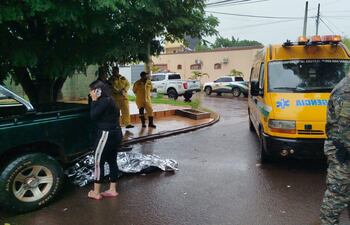 Bomberos y policías intervienen en la escen del accidente en Pedro Juan Caballero.