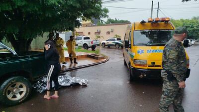 Bomberos y policías intervienen en la escen del accidente en Pedro Juan Caballero.